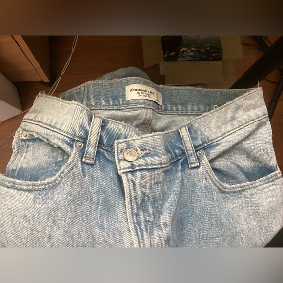 A&F 90’s STRAIGHT HIGH RISE JEANS CROSSOVER WAIST,  Size 28L - Picture 12 of 12